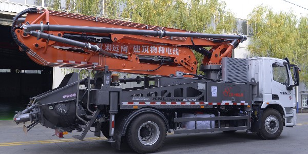 泵車用于混凝土的輸送，除此以外的用途都是危險的