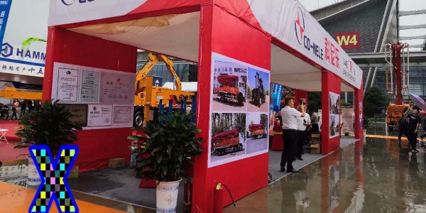 混凝土泵在下斜坡泵送時應當采取哪種措施防止骨料自流導致真空現(xiàn)象？