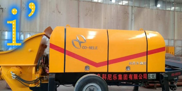 為什么在安置混凝土輸送泵時，要在機架底部墊木塊？